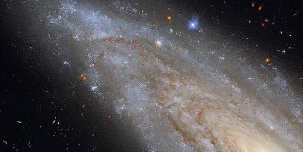 تصویر خیره کننده هابل از یک نیروگاه کهکشانی