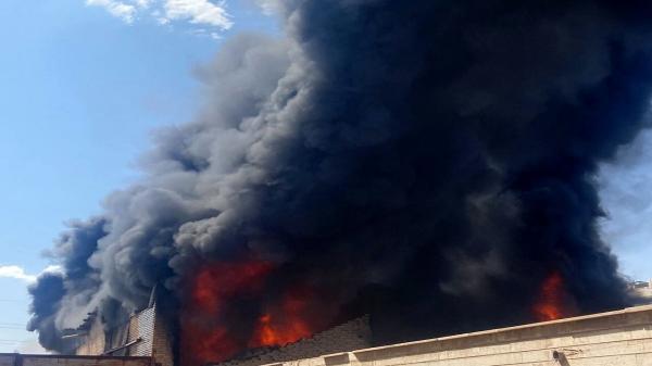 آتش سوزی گسترده یک انبار لوازم خانگی در کرمان